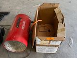 une boîte contenant un objet rouge, à côté d'une boîte contenant un objet rouge