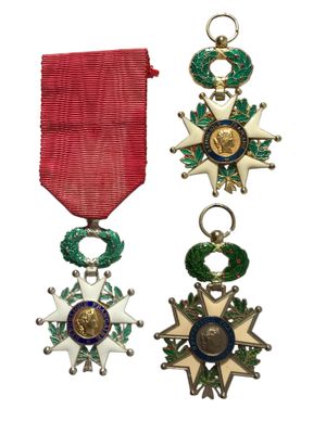 deux médailles et un ruban rouge sur fond blanc