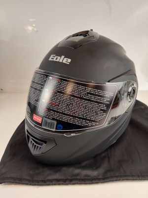 le casque est posé sur un tissu noir, sur une table