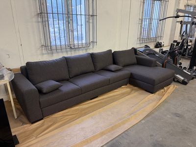 une photo d'un salon avec un canapé et un fauteuil