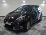 la photo d'une voiture noire sur un sol en damier