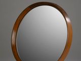 un miroir posé sur un pied dans la pièce