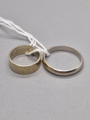 deux alliances attachées à un fil