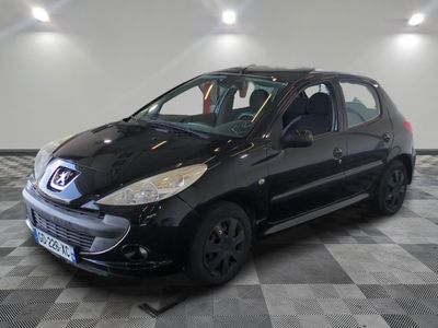 la photo d'une petite voiture noire garée sur un sol en damier