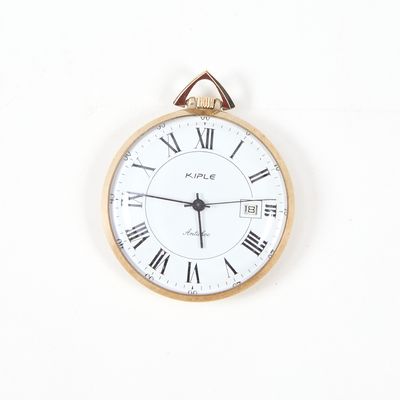 une horloge à chiffres romains accrochée au mur
