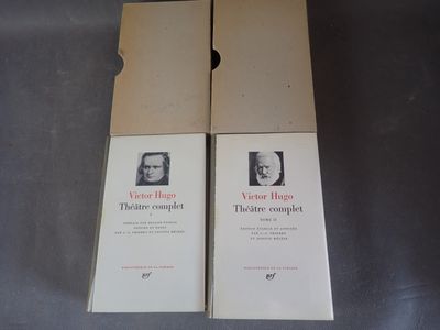 Deux livres sont posés l'un à côté de l'autre sur une table.