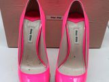 un gros plan sur une paire de chaussures roses posées sur une boîte