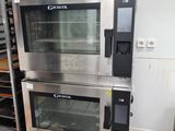 deux fours qui se trouvent dans une cuisine
