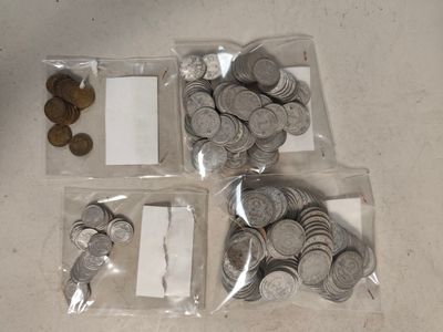 beaucoup de pièces dans les sacs posés sur la table