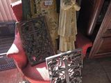 une chaise rouge dans un coin d'une pièce, sur laquelle se trouve une statue