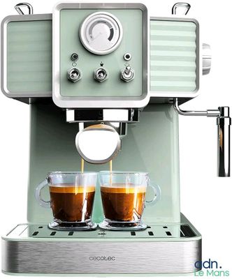 deux tasses de café en train d'être versées dans une machine à café