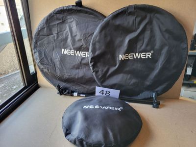 deux sacs posés sur une table