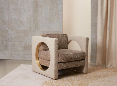 une chaise posée sur un tapis dans une pièce