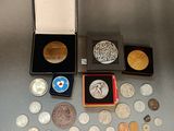 un lot de pièces de monnaie posées sur une table