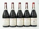 six bouteilles de vin sont alignées sur une surface blanche