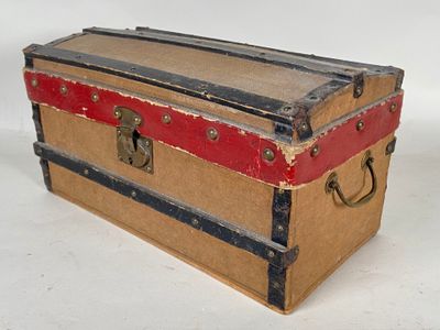 Petit coffre de voyage de poupée de mode, à couvercle bombé, comprenan - Photo 1