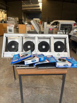 une table sur laquelle sont posés plusieurs CD