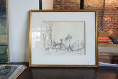 la photo d'une photo posée sur une table dans une pièce