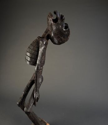 une image représentant une sculpture d'un homme tenant un morceau de bois