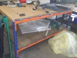 un établi avec de nombreux outils
