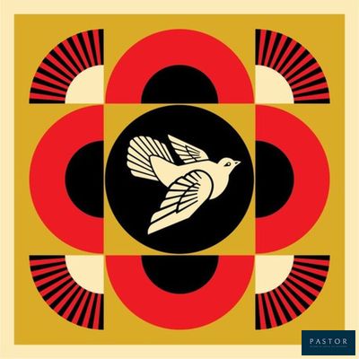 un oiseau blanc perché sur une fleur rouge et noire