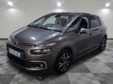 une citrole grise garée sur le sol en damier d'un garage