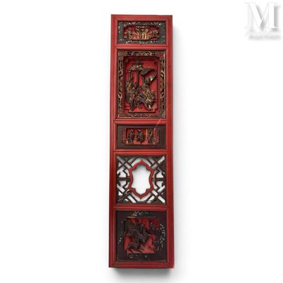 une photo d'une tenture murale rouge sur laquelle figure une horloge