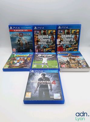 une pile de jeux PlayStation posée sur une table blanche