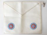 une image représentant un sac blanc orné d'un motif bleu et rouge