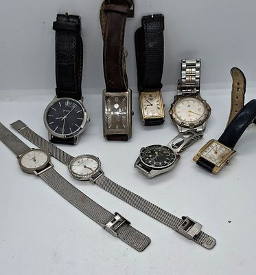 un grand nombre de montres posées sur une table