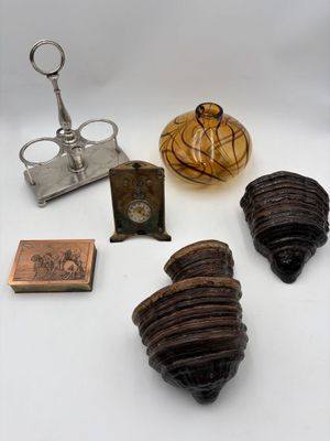 Réunion d'objets de brocante dont une petite horloge (Dimens…