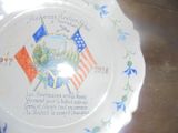 une assiette sur laquelle est représenté un drapeau, posée sur une table