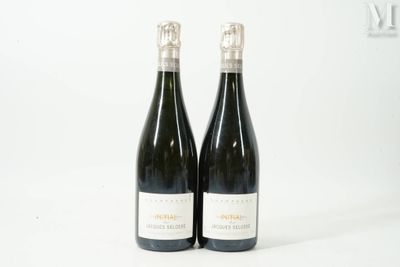 deux bouteilles de vin posées l'une à côté de l'autre sur une surface blanche