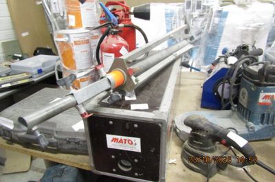 une machine posée sur une table dans une pièce