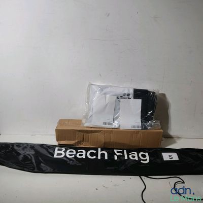 un drapeau de plage noir posé sur une boîte en carton