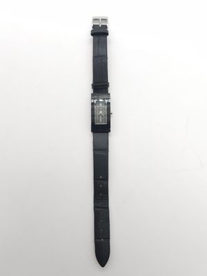 gros plan d'une montre sur une surface blanche