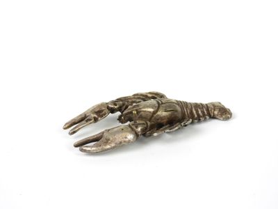 une pince de homard ancienne plaquée argent sur fond blanc