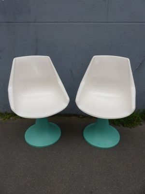 Paire de chaises tulipes en fibre de verre à piètement circu…
