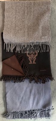 plusieurs vêtements sont disposés sur une table