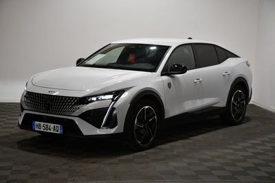 le SUV blanc est garé dans une pièce au sol en damier