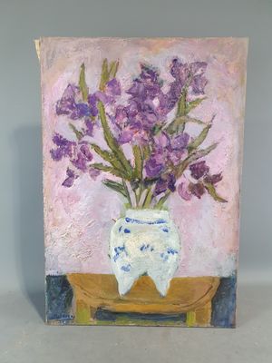tableau représentant des fleurs violettes dans un vase blanc posé sur une table en bois