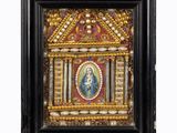un tableau représentant la Vierge de Guadalupe dans un cadre noir