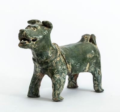 une image représentant une petite statue de chien sur fond blanc