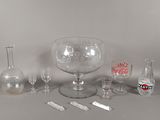 un grand nombre d'objets posés sur une table