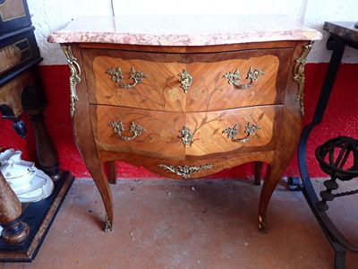 une petite commode en bois avec un plateau en marbre