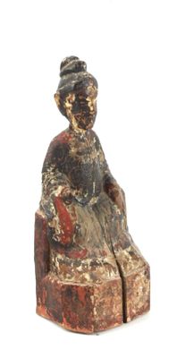 statue d'une femme assise sur une chaise, coiffée d'un chapeau
