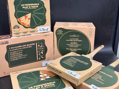 plusieurs boîtes d'ustensiles de cuisine posées sur une table