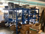 une pièce avec beaucoup de cartons et des cartons sur le sol