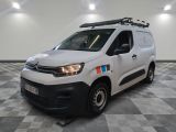 la camionnette blanche est garée sur le sol en damier d'une pièce