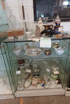 une vitrine en verre contenant de nombreux objets en verre